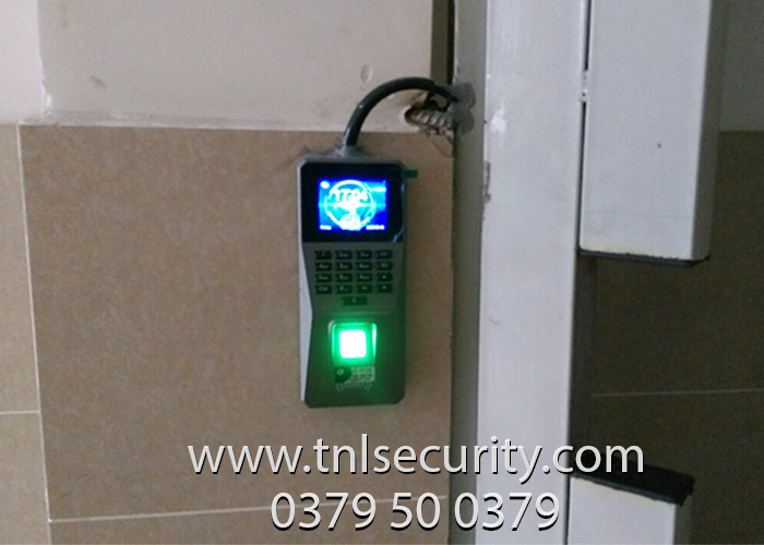 Lap-dat-khoa-van-tay-nha-tro-cho-cua-sat-mot-canh-tai-Binh-Tan